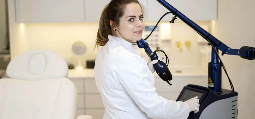 Gabinet zabiegowy kliniki - lekarka przy głowicy lasera frakcyjnego