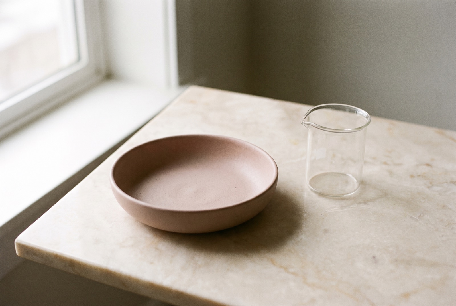 martwa natura - ceramiczna miseczka i szklana zlewka na marmurze