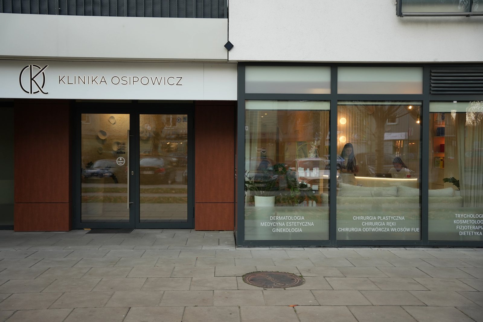Wejście do kliniki OK CLINIC przy ulicy Bartyckiej 24B w Warszawie