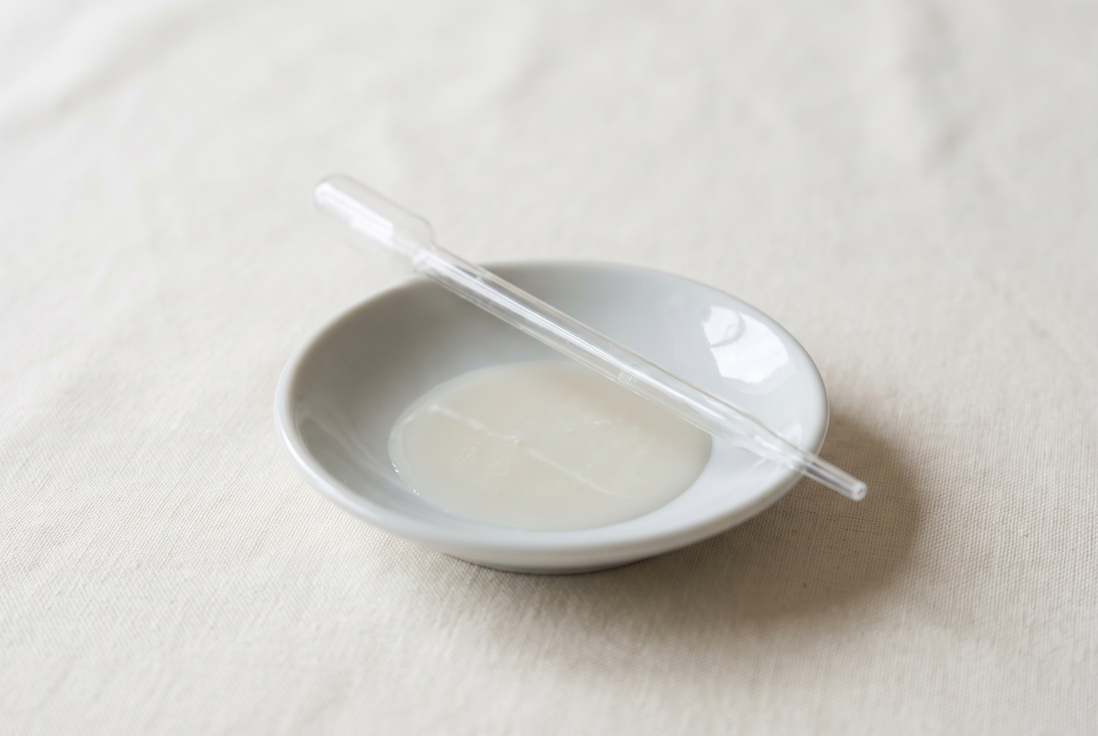 martwa natura - szklana pipeta na porcelanowej miseczce